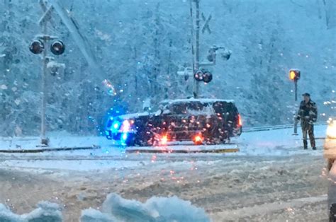 Heavy Surprise Snow Closes Snoqualmie Parkway Mondy Evening Brings