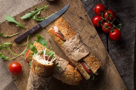 Roti gandum merupakan jenis roti yang dibuat dengan menggunakan sari gandum uth, yang biasanya memliki tekstur yang lebih kenyal, kasar dan ada sedikit rasa gurih ketika dimakan. 7 Jenis Roti Paling Sehat untuk Tubuh