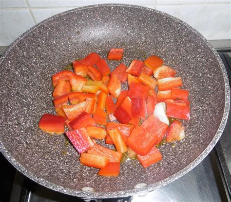 Abbiamo deciso di provare ad adattarla alla cottura in slow cooker e con pochi semplici passi il risultato è garantito TengoFame - Straccetti di pollo con peperoni