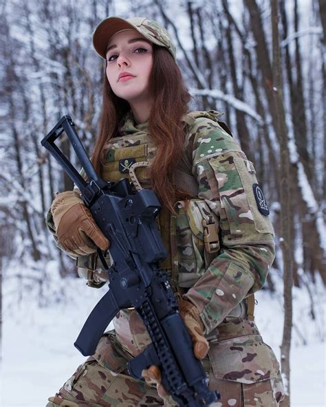 La Imagen Puede Contener 1 Persona Exterior Military Girl 3d Foto