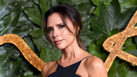 Flipboard Victoria Beckham Recreates Iconic Flexible Leg Pose In The Middle Of A Restaurant