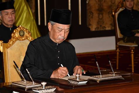 According to muhyiddin, the senior ministers will assist him in the pm position and chaired the cabinet meeting when he is not available. Malaysian PM unveils Cabinet line-up, senior ministers ...