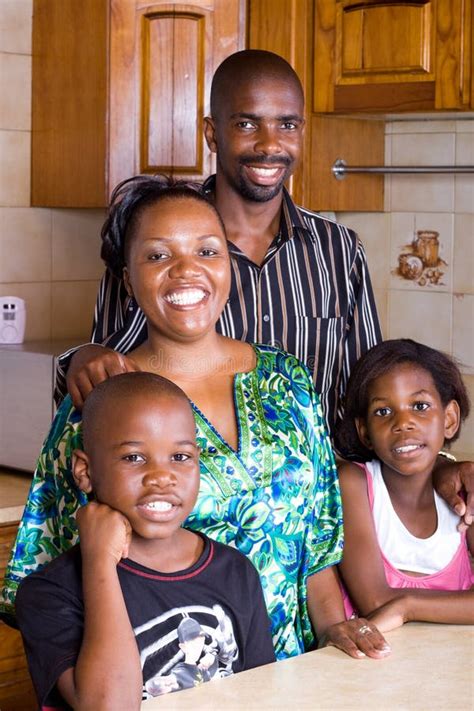 Famille Africaine Heureuse Image Stock Image Du Fonc