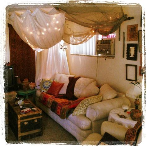 If this lifestyle interests you, there are a myriad of ways to incorporate the bohemian look into your home. Bohemian living room in small spaces. | Home Decorating ...