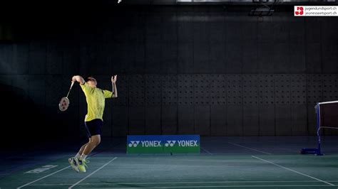 The net is 1.55 m (5 ft 1 inch) high at the edges and 1.524 m (5 ft) high in the centre. Badminton: Clear Vorhand (seitlich) - YouTube