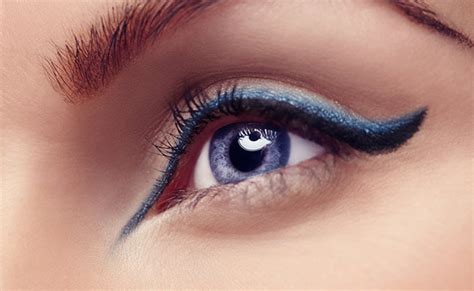 Add A Vibrant Factor To Your Makeup With These Colourful Eyeliners