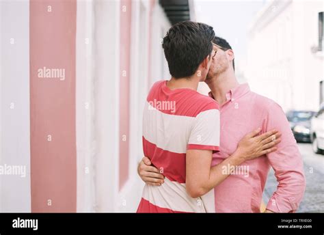 hombres homosexuales besándose fotos e imágenes de stock alamy