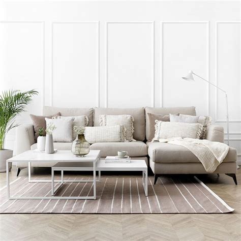 Con marcados acentos marroquíes, el blanco roto de las paredes que tiende a gris claro, es el lienzo perfecto para los preciosos muebles de madera, las antigüedades, las alfombras étnicas y los diversos objetos. Cómo combinar un sofá gris: Colores para pared y cojines ...