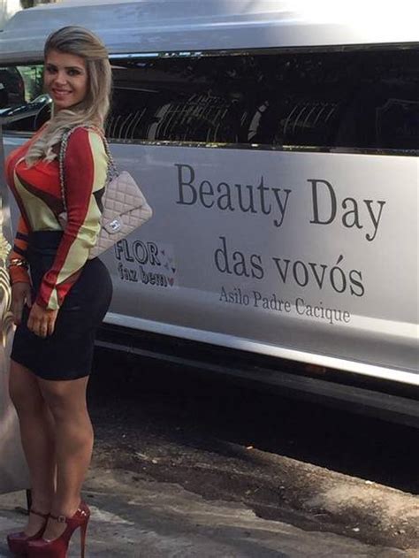 Carine Felizardo Que Derrotou Urach No Miss Bumbum Hoje é Esteticista