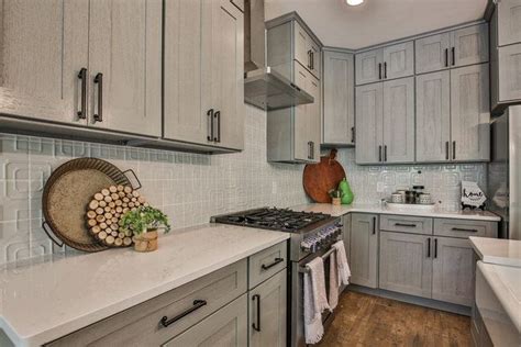 A lot of factors affect the overall look of a kitchen or bathroom, but it's the countertops that set the tone for each space. Montauk in 2020 | Industrial style kitchen, Flip or flop ...