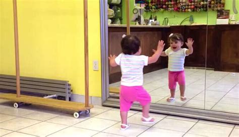 Compilação Mostra A Reação Dos Bebês Ao Se Verem No Espelho Pela