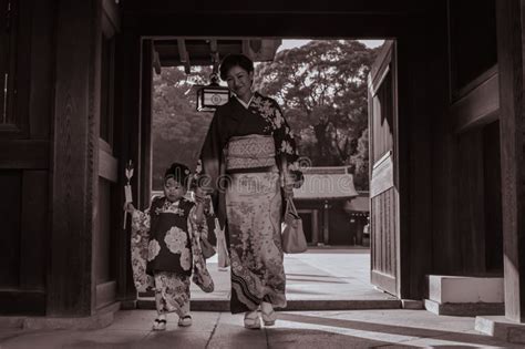 Madre Giapponese E Una Figlia In Kimono Tradizionali In Meiji Jingu
