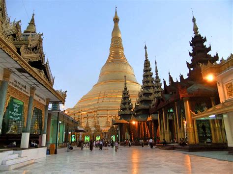 La Shwedagon Pagoda Di Yangon Il Gioiello Buddhista Del Myanmar