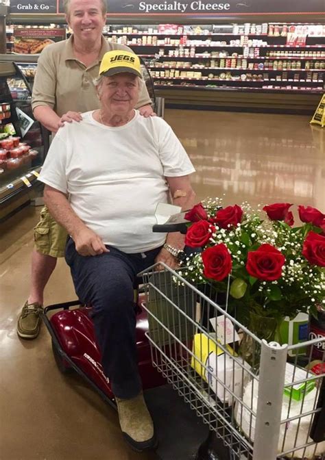 Stranger joins elderly widower to celebrate birthday of his late wife