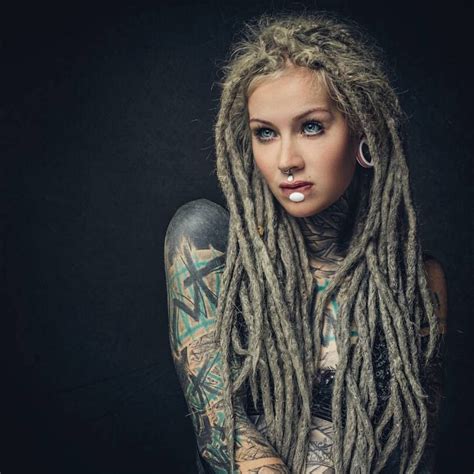 Bild Könnte Enthalten 1 Person Tattoo Junge Dreadlock Frisuren Frau