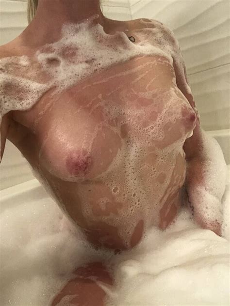 Bubble Baths And Tan Lines Go Great Together Foto Porno Eporner