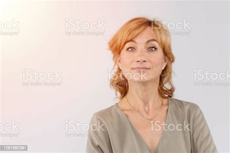 회색 배경에 고립 된 미소 짓는 중년 백인 여성의 초상화 성년 여자에 대한 스톡 사진 및 기타 이미지 성년 여자 쿨한 태도 45 49세 Istock