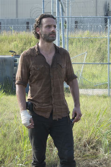 How To Dress Like Rick Grimes The Walking Dead Tv Style Guide