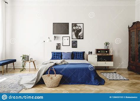 Vintage refers to the 1940's and 1950's.i think vintage bedroom design looks very. Navy Blue Bed With Blanket Next To Cabinet With Radio In ...