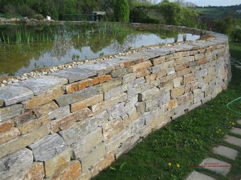 Eine natursteinmauer unterscheidet sich in vieler hinsicht von einer akkuraten ziegelsteinmauer, wie sie beispielsweise im hausbau verwendet wird. Natursteinmauer - Trockenmauer - grünwert