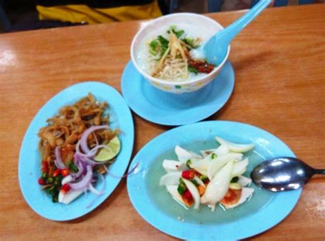 Bubur nasi & lobak merah juga merupakan resepi bubur nasi enak yang boleh anda sediakan untuk anak tersayang. WANDERLUST DJ: Nasi Bubur Berlauk Kak Mah, Kampung Baru