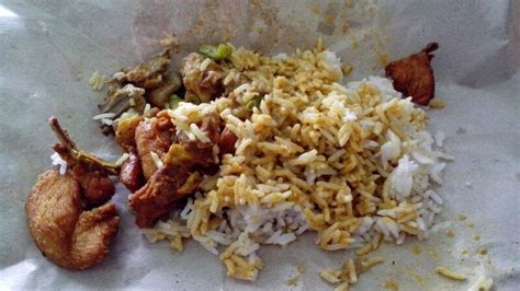 Nasi kak wok adalah gabungan nasi berlauk antara gulai yang berlemak, serta beberapa ketulan kecil ayam goreng dan sambal. 16 Makanan Unik Kelantan yang Patut Anda Cuba - Wanista.com