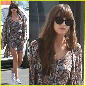 Let us know what you think in the comments below. Dakota Johnson & Her Pup Zeppelin Make The Cutest Pair Out ...