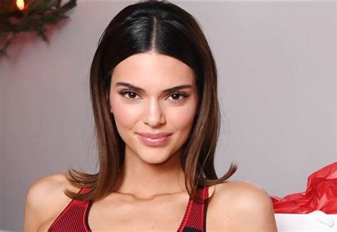 Official profile of american fashion model kendall jenner born in los angeles, california, usa, including biography, photos, fmdcard, sed card, lookbook, portfolio, videos, agencies. Kendall Jenner Net Worth 2020: Age, Height, Weight ...