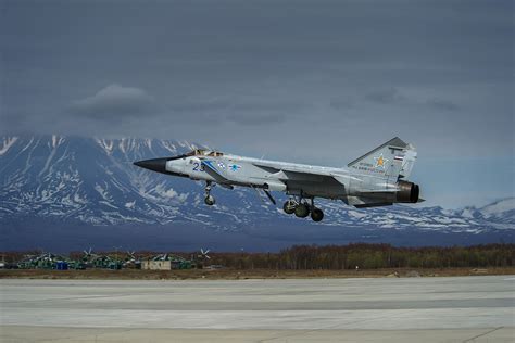 The aircraft was designed by the mikoyan design bureau as a replacement for the earlier. Παρουσίαση: MiG-31 FOXHOUND, το ρωσικό F-14 που παραμένει ...