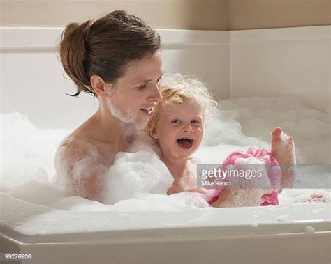 Bubble Bath Mother Photos Et Images De Collection Getty Images