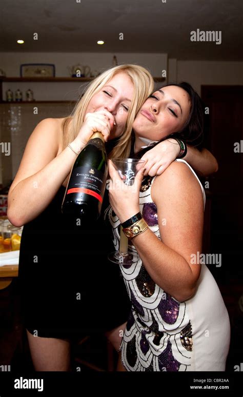 Drunk Girls Uk Stockfotos Und Bilder Kaufen Alamy