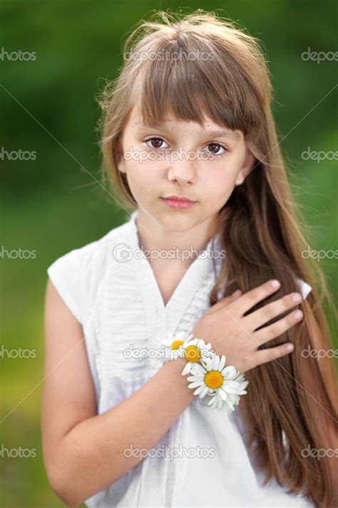 Porträt Eines Kleinen Mädchens Im Sommer Stockfotografie Lizenzfreie Fotos © Zagorodnaya