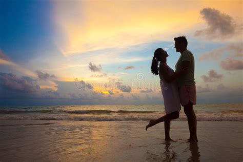 a imagem da silhueta de duas pessoas apaixonadas ao pôr do sol na tailândia foto de stock