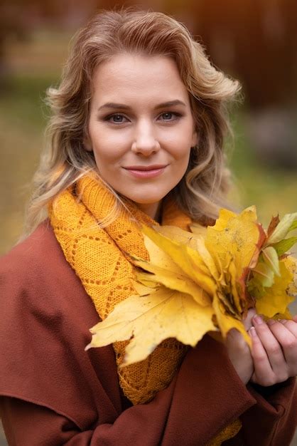 Premium Photo Beautiful Young Woman Posing For Camera With Autumn
