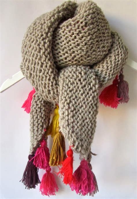 Patrones modernos por ello, ya no es infrecuente ver personas de cualquier edad aprendiendo a tejer crochet o a dos agujas. elcuadernodeideas: Chal triangular con borlas de colores