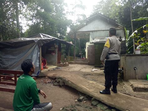 Satu keluarga korban sengatan listrik di tana toraja dimakamkan satu liang lahat. Rumah Roboh, Satu Keluarga Nyaris Jadi Korban - Kilas Bali