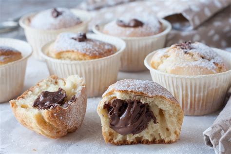 Unire, in una ciotola, le uova con lo zucchero. Ricetta Muffin alla nutella | Ricettario Tipico