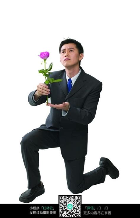 单腿跪地手拿玫瑰求婚的男人图片免费下载红动中国