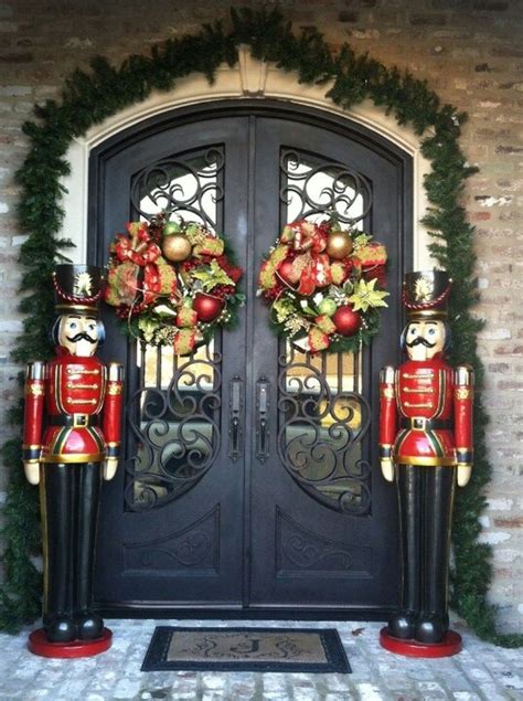38 Stunning Christmas Front Door Decoration Ideas 08 Diy Christmas Door