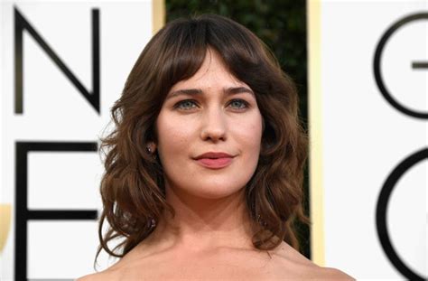 Lola Kirke Is Bullied For Unshaven Armpits At The Golden Globes
