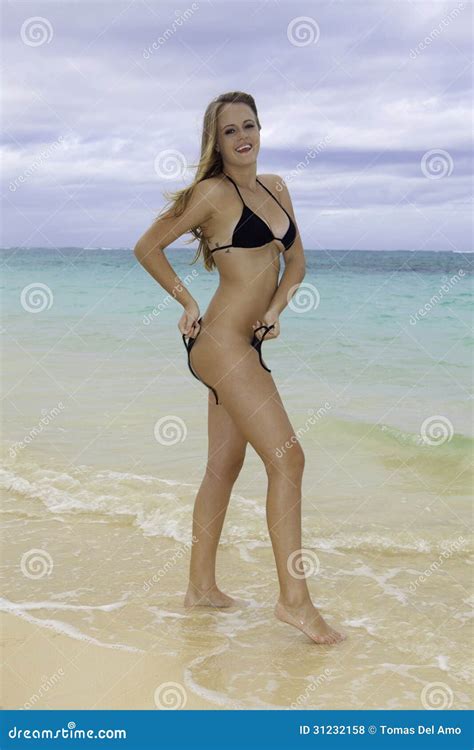 Ragazza In Bikini Sulla Spiaggia Fotografia Stock Immagine Di Giovane Solitario