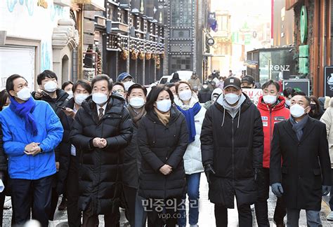 우상호 윤미향.與 '12명 의혹' 명단 공개 23. 이태원 상가지역 둘러보는 이낙연-박영선-우상호포토 - 민중의 ...