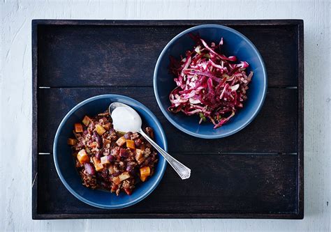 Opskrift på chili con carne med sprød kålsalat