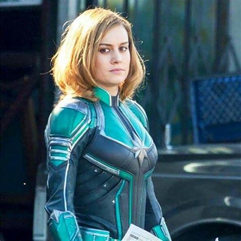 Capitã Marvel Brie Larson Aparece Pela Primeira Vez Usando O Uniforme