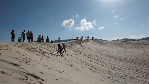sandboard nas dunas da praia da joaquina em florianópolis