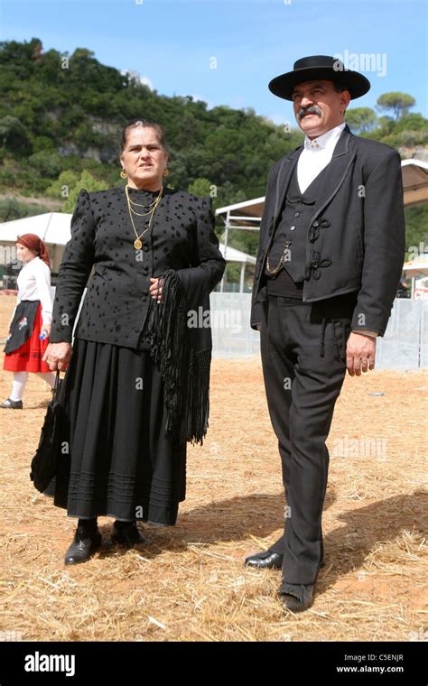 Couple Habillés De Costumes Traditionnels Portugais De Ribatejo Le