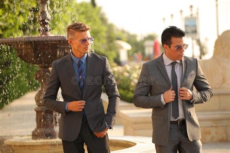 due uomini d affari si avvicinano alla fontana occhiali da sole immagine stock immagine di