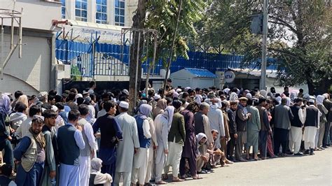 Afghanistan Nach Dem Us Abzug Taliban Feiern Parade Afghanen Stehen