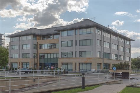 1 sierpnia 1944 doszło do walk o wschodnią halę, w której znajdowały się niemieckie warsztaty samochodowe. Biuro Wiśniowy Business Park A - ul. 1 Sierpnia 8 ...