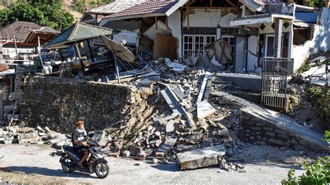 Indonesian Earthquake Destroys Homes Of 20 000 People And Kills At Least 91 The New York Times